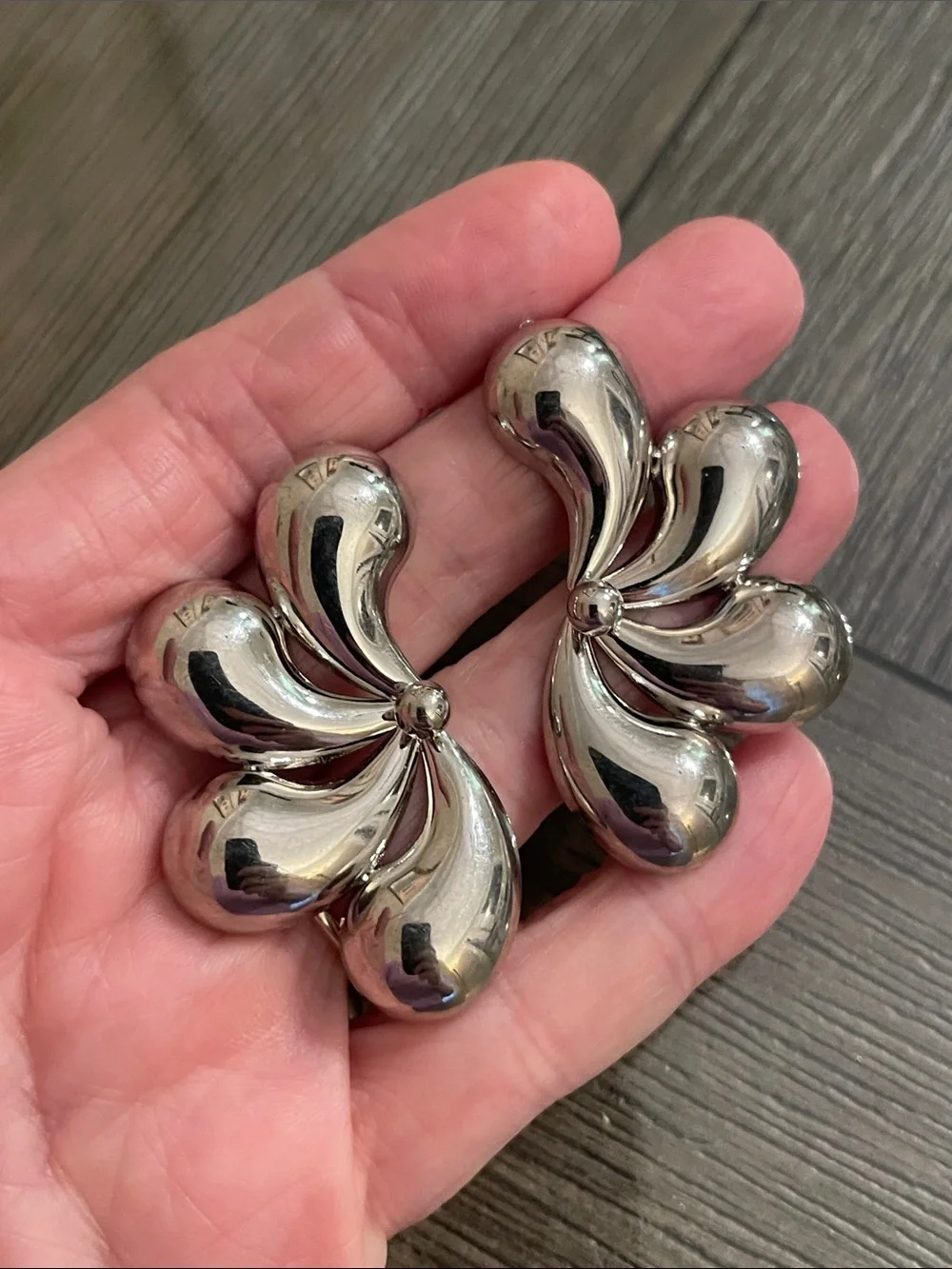 Vintage High-polished, Abstract Teardrop Petal Fan Earrings - Retro Modern Style